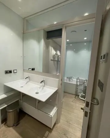 Modern Self-Contained Ground And Basement Studios London Exterior photo