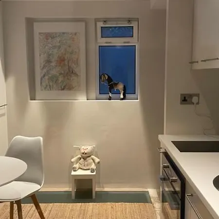 Modern Self-Contained Ground And Basement Studios London Exterior photo
