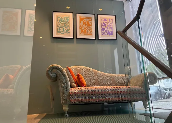 Modern Self-Contained Ground And Basement Studios