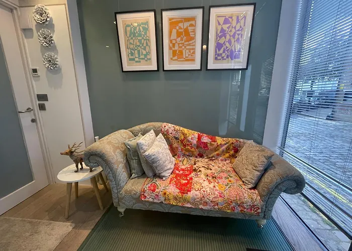Modern Self-Contained Ground And Basement Studios