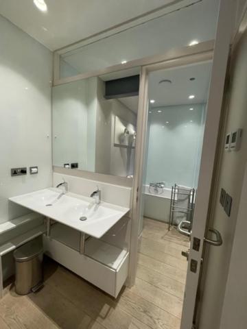Modern Self-contained Ground And Basement Лондон