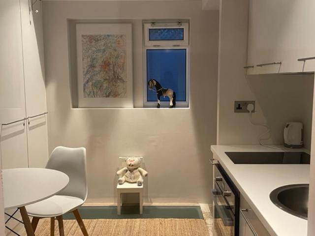 Modern Self-contained Ground And Basement Лондон