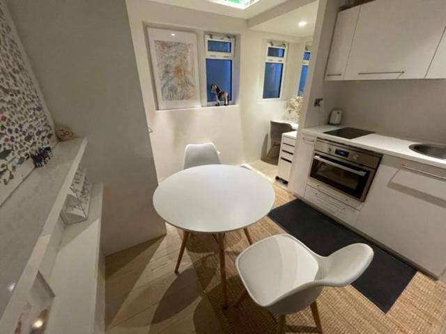 Modern Self-contained Ground And Basement Апартаменты Лондон